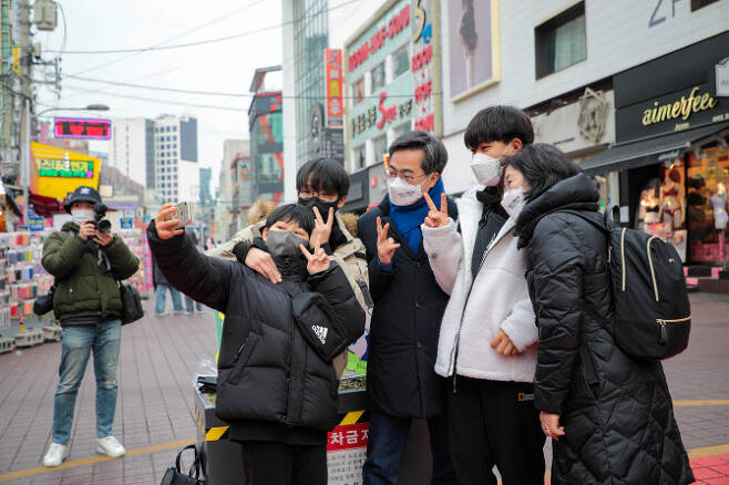김동연 새로운물결 대선 후보가 8일 서울 홍대 거리를 찾아 시민들과 사진을 찍고 있다,(사진=새로운물결)