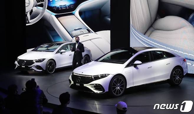 메르세데스-벤츠의 새 순수전기차 EQE와 EQS. © News1 구윤성 기자