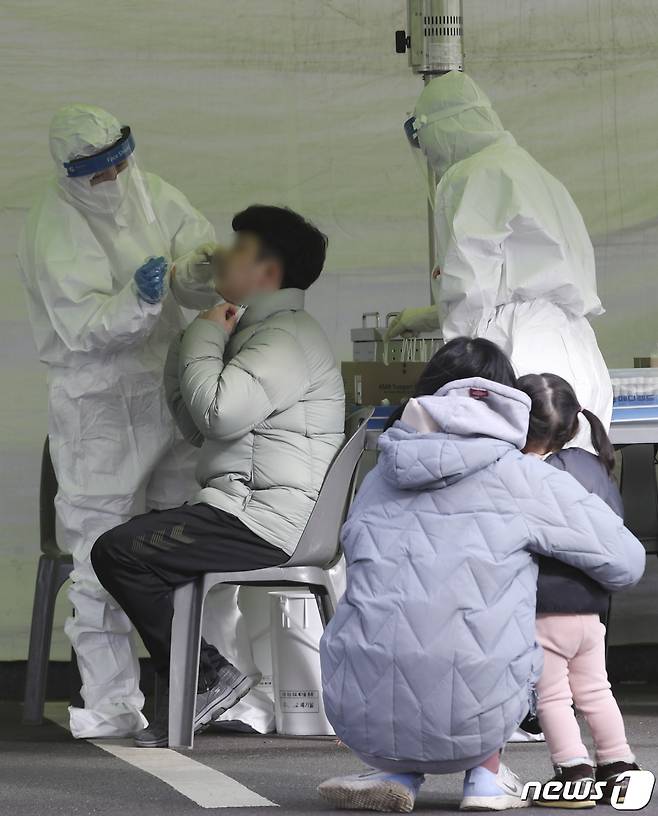 울산 중구 종합운동장에 마련된 임시 선별검사소. /뉴스1 © News1 윤일지 기자