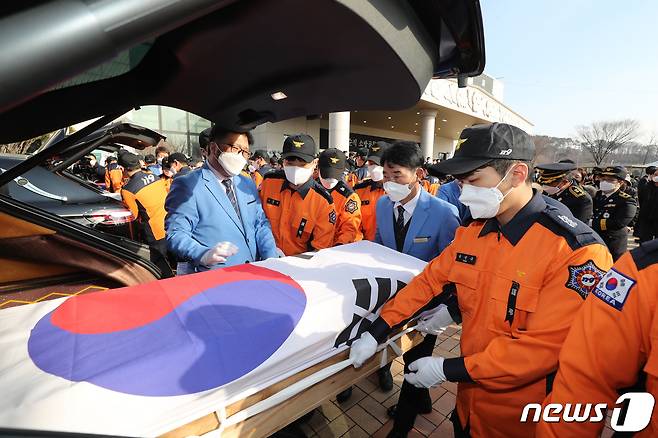 8일 오전 평택 이충문화체육센터에서 열린 평택 청북 물류창고 화재 순직 소방관 합동 영결식에서 소방관들이 고인의 관을 운구하고 있다. 2022.1.8/뉴스1 © News1 경기사진공동취재단