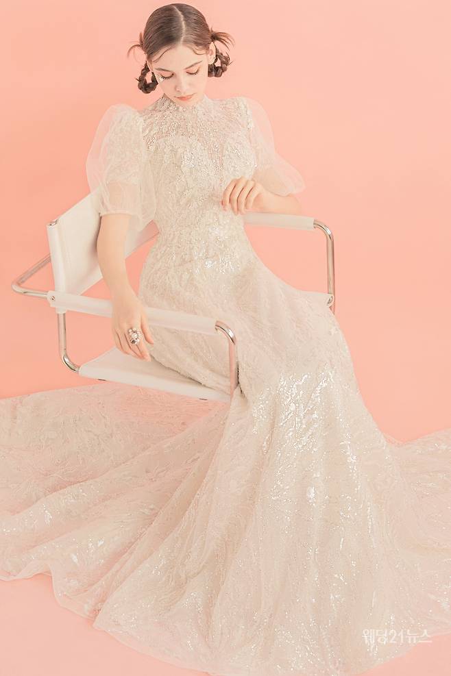 사진 : 웨딩드레스 디케웨딩,&nbsp;포토그래퍼 장웅(소르아 스튜디오),&nbsp;모델 아리나,&nbsp;헤어 소은 메이크업 경미(코코미카),&nbsp;디렉팅 김미경,&nbsp;제품협찬 가빈, 수야