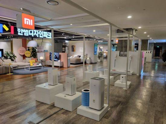 샤오미가 지난달 29일 서울 용산 아이파크몰 5층에 오픈한 국내 첫 공식 오프라인 매장 ‘샤오미 라이트 스토어’ 1호점 전경.