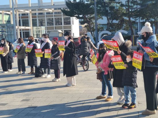 백신인권행동 광주전남본부는 8일 오후 광주 동구에 위치한 5.18 민주광장에서 '백신패스 반대집회'를 개최했다.