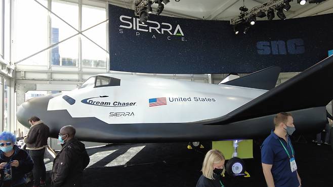 미국 우주 항공 기업 시에라 스페이스가 CES 2022에서 선보인 우주 비행선 드림 체이서 모습. /윤진우 기자