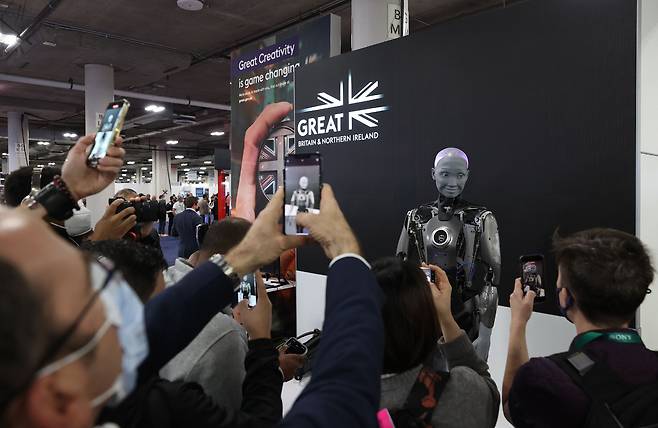 영국 휴머노이드 로봇 기업 엔지니어드 아츠가 만든 아메카는 CES 2022에서 가장 많은 관심을 받았다. /연합뉴스