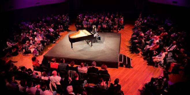 “음악의 첫 음은 침묵이고 마지막 음도 침묵이다.” 피아니스트 임현정씨가 2018년 프랑스 브장송의 그랑 퀴르살(Grand Kursaal)에서 연주하고 있다. 다나기획 제공