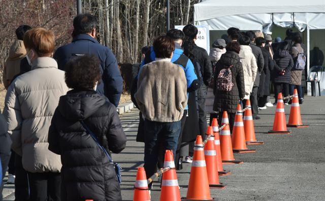 코로나 진단검사를 받기 위해 임시선별검사소에서 대기 중인 시민들. 대구=뉴시스