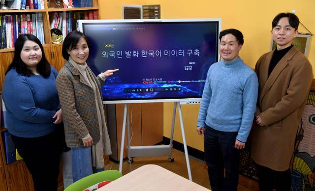 김수연(왼쪽 두번째) 세종대 영문학과 교수 연구팀이 1월 4일 본보와의 인터뷰에 앞서 포즈를 취했다. 고영권 기자