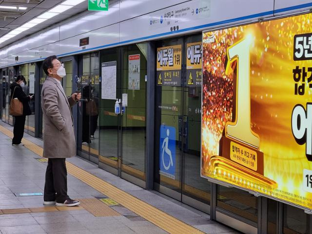 이재명 더불어민주당 대선 후보가 7일 오후 매타버스 시즌2, 걸어서 민심속으로의 일환으로 지하철을 타고 시민들을 만나기 위해 숙대입구역에서 열차를 기다리고 있다. 뉴스1