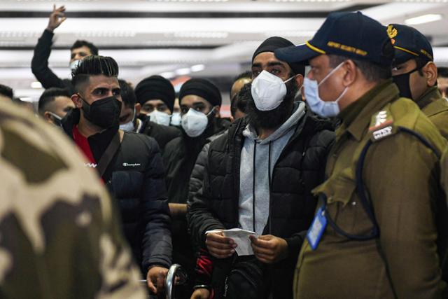 이탈리아 밀라노에서 출발해 6일 인도 북부 암리차르 스리 구루 람 다스 지 국제공항에 도착한 승객들이 신종 코로나바이러스 감염증 검사 결과를 기다리고 있다. 암리차르=AFP 연합뉴스