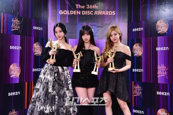 The group Aespa is performing a trophy ceremony after winning the 36th Golden Disk Awards Rookie of the Year, Cosmopolitan Artist Award, Digital Music Division Award, and ARTIST OF THE YEAR at Gocheok Sky Dome in Guro-gu, Seoul on the afternoon of the 8th.The 36th Golden Disk Awards will be broadcast on JTBC, JTBC2, and JTBC4 and will be broadcast exclusively online on the seezn app and PC web page.2022.01.08