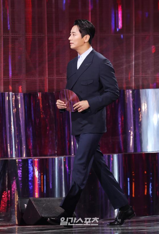 Actor Ju Ji-hoon attended the 36th Golden Disk Awards as a winner at the Gocheok Sky Dome in Guro-gu, Seoul on the afternoon of the 8th.The 36th Golden Disk Awards will be broadcast on JTBC, JTBC2, and JTBC4 and will be broadcast exclusively online on the seezn app and PC web page.2022.01.08