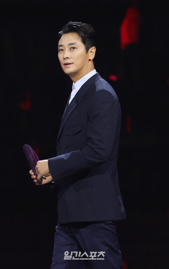 Actor Ju Ji-hoon attended the 36th Golden Disk Awards as a winner at the Gocheok Sky Dome in Guro-gu, Seoul on the afternoon of the 8th.The 36th Golden Disk Awards will be broadcast on JTBC, JTBC2, and JTBC4 and will be broadcast exclusively online on the seezn app and PC web page.2022.01.08