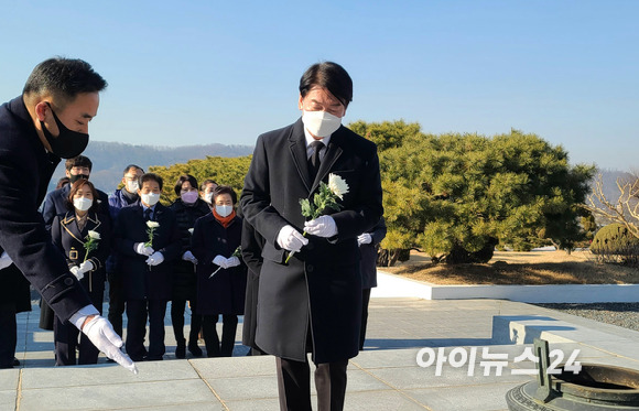 안철수 국민의당 대선 후보가 7일 오후 천안의 국립 망향의동산을 방문해 헌화하고 있다. [사진=뉴시스]