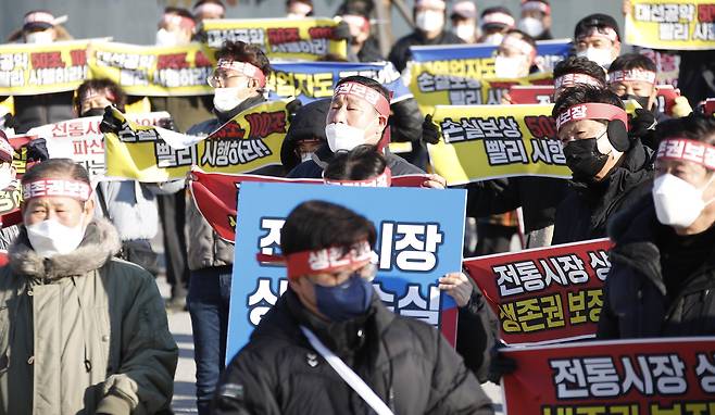 경기도상인연합회가 7일 서울 종로구 광화문 시민열린마당에서 영업시간 제한으로 피해를 입은 소상공인 자영업자 100% 손실 보상 촉구 집회를 열고 있다. [뉴스1]