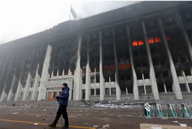 6일(현지시간) 연료 가격 인상으로 대규모 시위가 촉발된 카자흐스탄 알마티에서 시청 건물이 시위대의 방화로 불타고 있다. 알마티 | 로이터연합뉴스