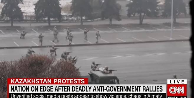 반정부 시위대 진압에 나선 카자흐스탄 군경.   CNN 방송 화면 캡처