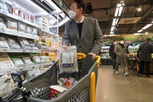 윤석열 국민의힘 대선후보가 이마트에서 장을 보고 있다. 국민의힘 대선캠프 제공.