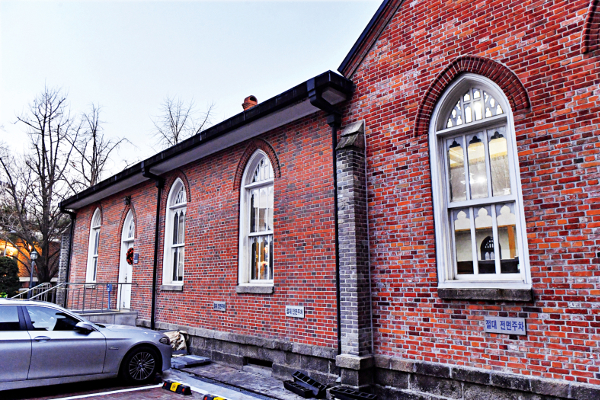 정동제일교회에선 고딕 건축을 상징하는 버트리스와 첨두아치 창을 찾아볼 수 있다. 120여년의 세월 덕에 버트리스의 붉은 벽돌 색이 유달리 하얗게 보인다.
