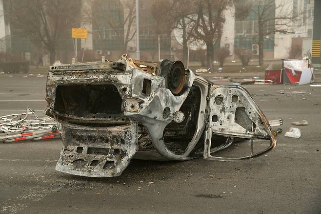 6일(현지시간) 카자흐스탄  알마티 시내 공화국 광장에서 불에 탄 자동차가 방치돼 있다. /사진=AFP