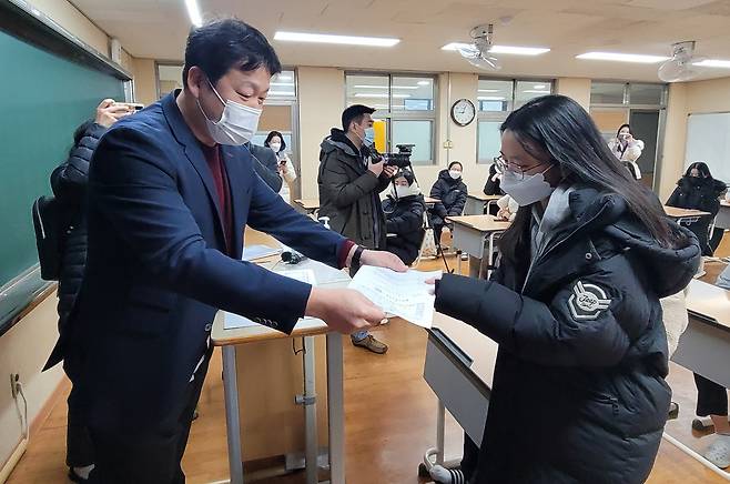 대학수학능력시험(수능) 성적통지일인 지난해 12월10일 오전 대전시 유성구 대전노은고등학교 3학년 교실에서 담임선생님이 학생들에게 성적표를 나눠주고 있다. [연합]