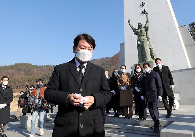 안철수 국민의당 대선후보가 7일 오후 충남 천안시 서북구 망향의 동산을 찾아 참배한 뒤 이동하고 있다. [연합]