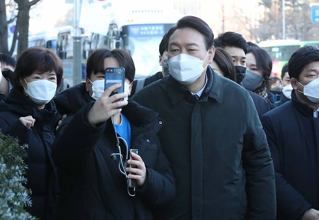 윤석열 국민의힘 대선 후보가 7일 오전 서울 지하철 9호선을 타고 서울 여의도 국회의사당역에서 출근하며 지지자와 셀카를 찍고 있다. [이상섭 기자]