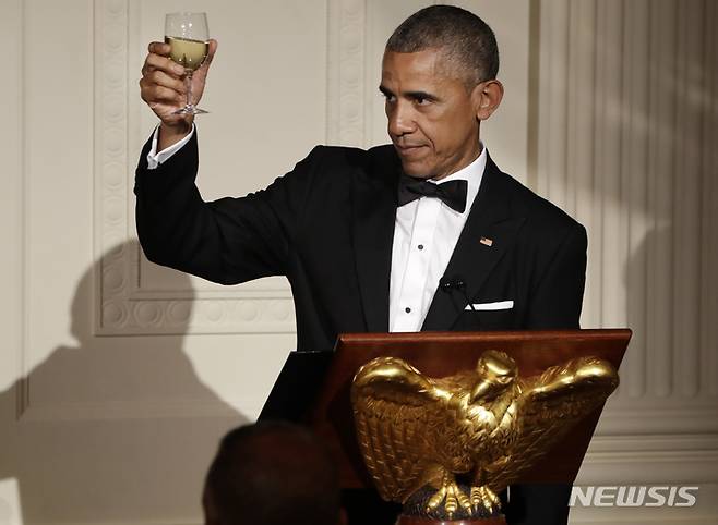 [워싱턴=AP/뉴시스] 2016년 8월2일(현지시간) 미국 워싱턴 백악관에서 건배를 제의하는 버락 오바마 당시 대통령. 2022.01.04