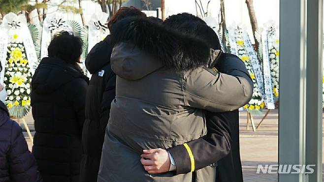 [평택=뉴시스] 동료 소방공무원이 울음을 참지 못하고 오열하고 있다.