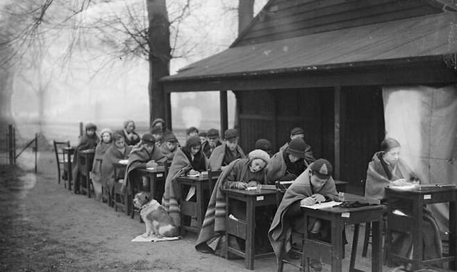 (사진) 결핵 확산을 막기 위한 1933년12월 영국의 오픈에어 스쿨.