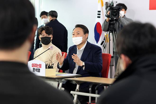 국민의힘 윤석열 대선 후보가 지난 6일 오후 서울 여의도 당사에서 열린 당 선대위 청년보좌역들과의 간담회에서 발언하고 있다. 연합뉴스