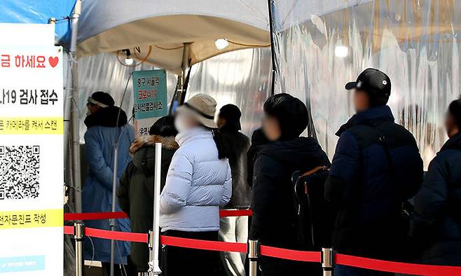 지난 7일 오전 서울 중구 서울역광장 임시선별검사소에서 시민들이 검사를 받기 위해 기다리고 있다. 뉴시스