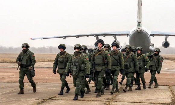8일(현지시간) 카자흐스탄에 파견된 벨라루스 낙하산 부대가 군용화물기에서 내리고 있다. 옛 소련 6개국이 결성한 집단안보조약기구(CSTO)는 2500명 규모의 평화유지군을 카자흐스탄에 파견했다.러시아 국방부 제공 AFP 연합뉴스