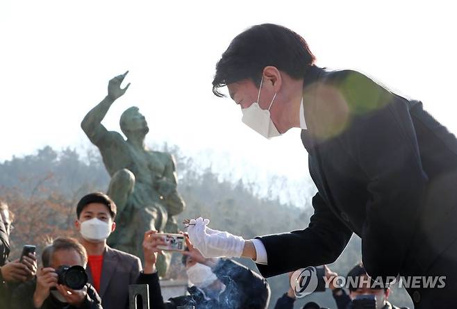 분향하는 안철수 (천안=연합뉴스) 김준범 기자 = 국민의당 안철수 대선후보가 7일 오후 충남 천안시 서북구 망향의 동산을 찾아 분향하고 있다. 2022.1.7 psykims@yna.co.kr