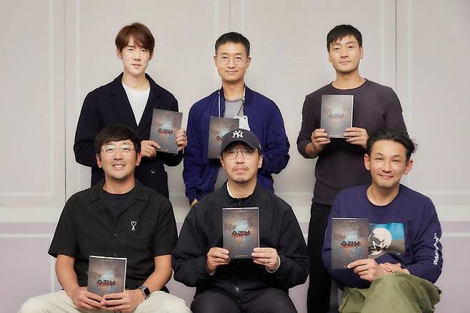 넷플릭스 '수리남' 연출한 윤종빈 감독(아랫줄 가운데)과 출연진. [넷플릭스 제공. 재판매 및 DB 금지]