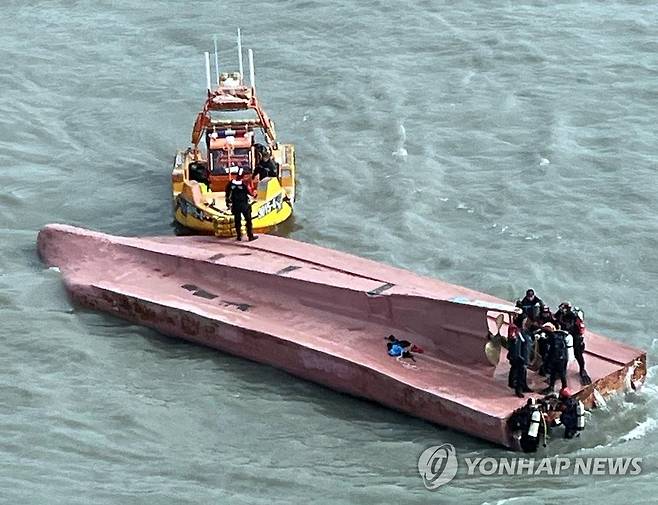 진도 해상 전복 어선 수색 (진도=연합뉴스) 8일 오후 1시 12분께 전남 진도군 장도 북동쪽 3.5㎞ 해상에서 어선 간 충돌 사고가 발생했다. 사진은 사고로 전복된 어선. 이 어선에는 5명이 타고 있으며 1명이 구조되고 4명이 실종됐다. [목포해경 제공. 재판매 및 DB 금지] cbebop@yna.co.kr