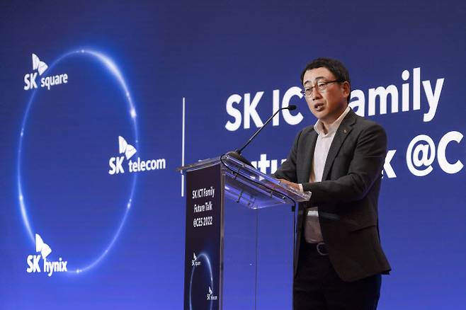 유영상 SK텔레콤 대표가 6일(현지시간) 미국 라스베이거스에서 열린 ‘CES 2022’에서 ‘SK ICT 연합’ 출범을 알리는 발표를 하고 있다. (사진=SK스퀘어)