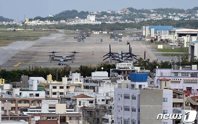 14일(현지시간) 일본 오키나와 기노완시 미합중국 해병대 소속 후텐마 비행장에 오스프레이 항공기가 주둔해있다. 2014.11.14 © AFP=뉴스1