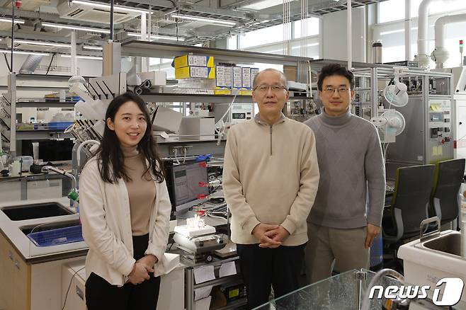 UNIST 고묘화 연구원(왼쪽부터), 곽자훈 교수, 장지욱 교수.(UNIST 제공) © 뉴스1