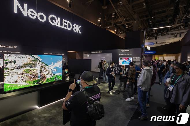 미국 라스베이거스의 컨벤션 센터, 삼성전자 전시관에서 'Neo QLED 8K' 제품을 참가자들이 살펴보고 있다.(사진제공=삼성전자) © 뉴스1