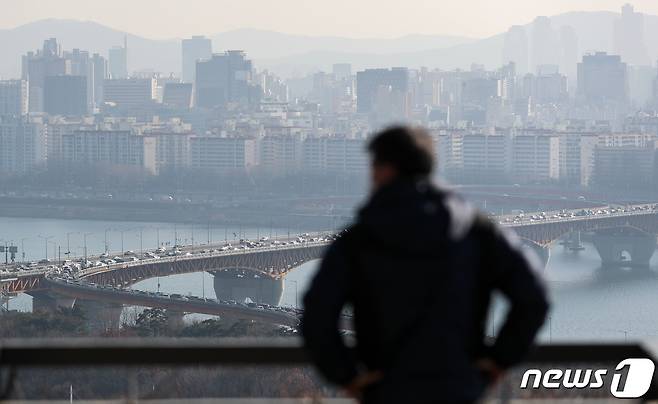 서울 성동구 응봉산에서 바라본 강남일대 모습. 2022.1.6/뉴스1 © News1 허경 기자