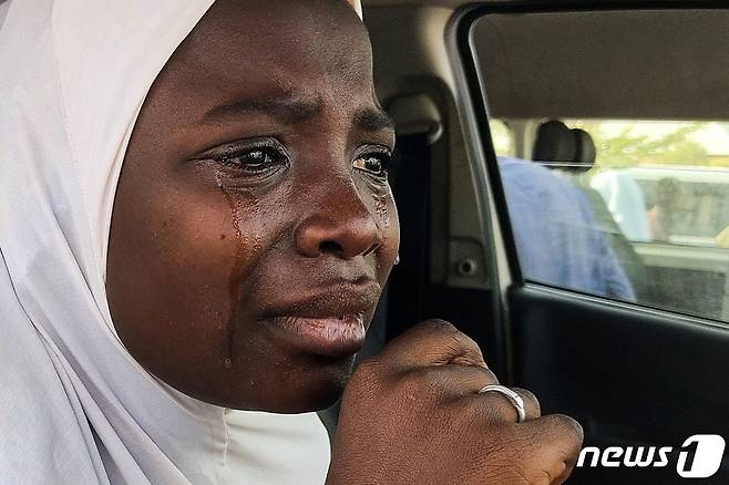 나이지리아 북서부 잠파라주에서 무장괴한들에 의해 납치됐다 풀려난 한 소녀가 가족과 재회를 앞두고 차안에서 눈물을 흘리고 있다. 2021.02.26 © AFP=뉴스1