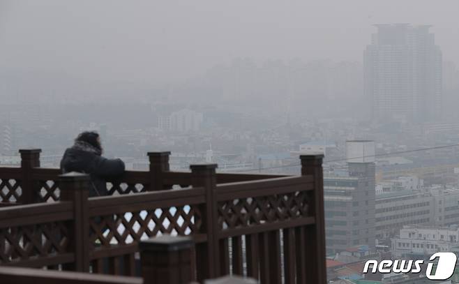 충북 청주시를 비롯해 충북 대부분 지역에 초미세먼지 주의보가 내려졌다.(사진은 기사 내용과 무관함) / 뉴스1 © News1