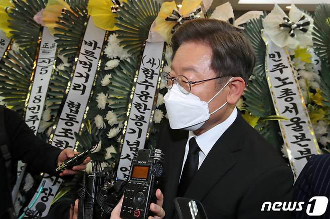 이재명 더불어민주당 대선 후보가 9일 오후 광주 조선대학교병원 장례식장에 마련된 이 열사 어머니 배은심 여사 빈소를 찾아 분향을 마친 뒤 기자들의 질문에 답하고 있다. 2022.1.9/뉴스1 © News1 황희규 기자