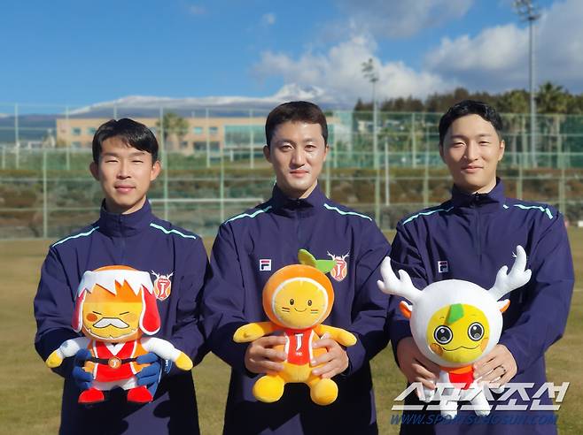 2022시즌 제주의 새 주장으로 뽑힌 김오규(가운데)의 좌우로 부주장 윤빛가람 최영준이 함께 팀 마스코트를 들고 기념촬영을 했다. 사진제공=제주 유나이티드