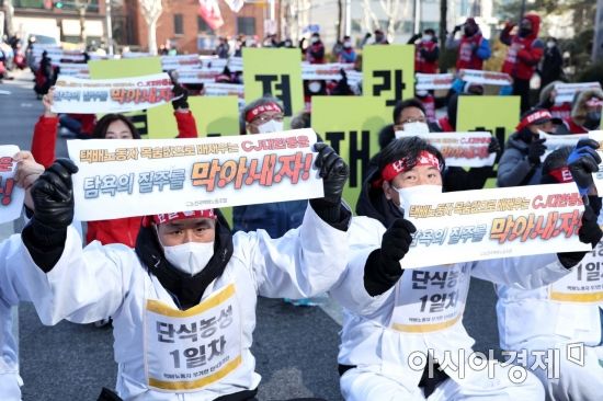 전국택배노동조합 관계자들이 6일 서울 중구 CJ그룹 본사 앞에서 택배요금 인상분 공정분배, 노조 인정 등을 요구하며 끝장단식 선포 및 4차 총파업 결의대회를 하고 있다. /문호남 기자 munonam@