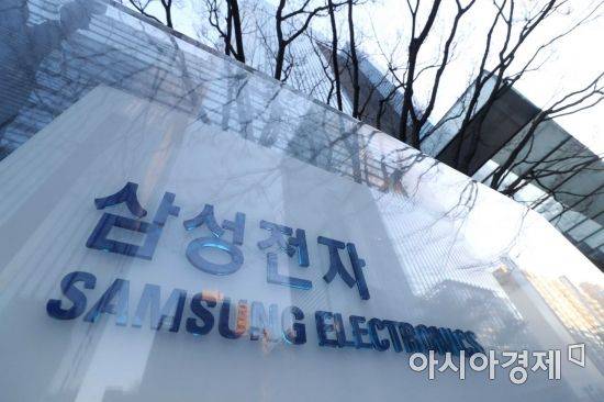 삼성전자가 연간 279조원이 넘는 매출을 올리며 사상 최대 실적을 냈다. 삼성전자는 지난해 연결 기준 잠정실적을 집계한 결과 매출은 279조400억원, 영업이익은 51조5700억원을 각각 기록했다고 7일 밝혔다. 이날 삼성전자 서초사옥 모습. /문호남 기자 munonam@