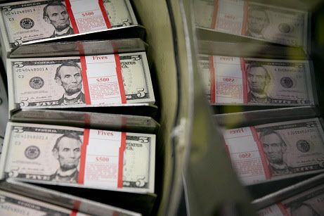미국 워싱턴 D.C.연방인쇄국에 달러 지폐 뭉치가 쌓여 있다. /블룸버그