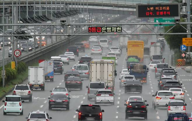 서울 마포구 강변북로의 배출가스 5등급 운행제한 차량 단속 카메라. /연합뉴스