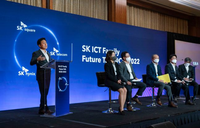 박정호 SK스퀘어 부회장(왼쪽에서 첫 번째)이 지난 6일(현지시간) ‘CES 2022’가 열린 미국 라스베이거스에서 기자 간담회를 갖고 ‘SK ICT 연합’의 비전을 발표하고 있다. 사진 왼쪽부터 박 부회장, 류수정 SK텔레콤 AI 엑셀러레이터 담당, 유영상 SK텔레콤 사장, 이석희 SK하이닉스 사장, 노종원 SK하이닉스 사장, 윤풍영 SK스퀘어 CIO.ⓒSK텔레콤
